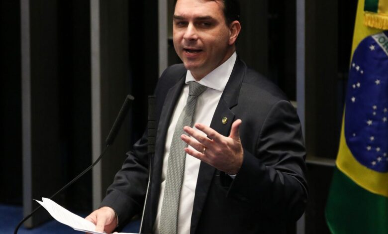 PGR pede que Flávio Bolsonaro seja ouvido por calúnia contra Lula