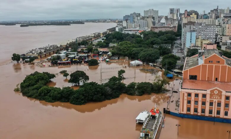 Rio Guaíba se aproxima da cota de alerta em Porto Alegre