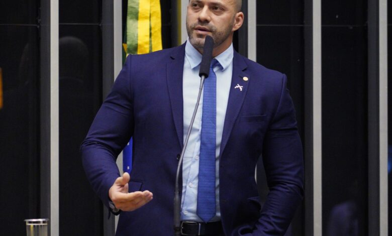 Moraes dá 48h para Daniel Silveira explicar publicação de vídeo no X