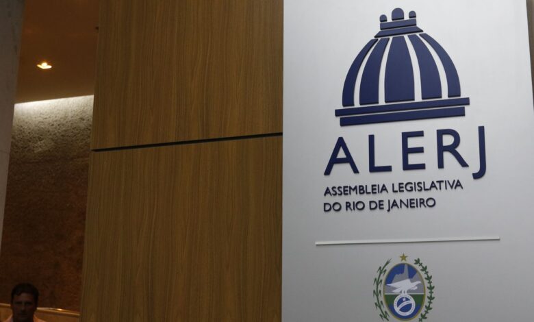 Deputados do RJ aprovam tornozeleira rosa para agressores de mulheres