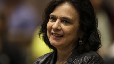 Nísia Trindade lança livro sobre bastidores da covid-19