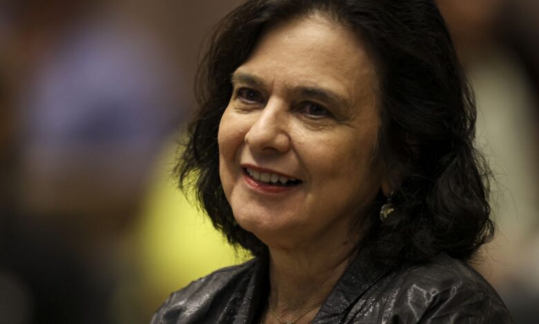Nísia Trindade lança livro sobre bastidores da covid-19