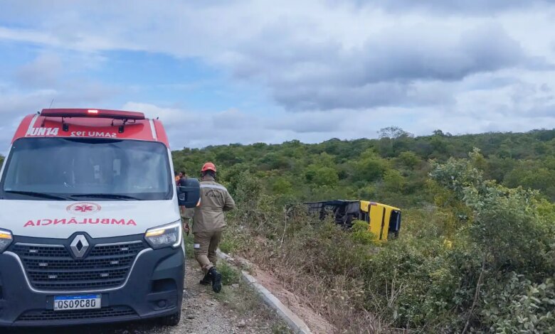 Ônibus com romeiros tomba no Ceará e provoca morte de duas pessoas