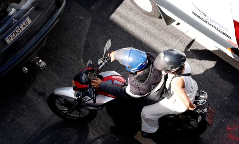 Bombeiros do RJ alertam motociclistas sobre uso dos itens de segurança