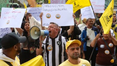 Camelôs protestam contra programa da prefeitura no Rio