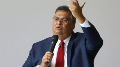 Dino bloqueia R$ 119 milhões de Valdemar por suspeitas em emendas