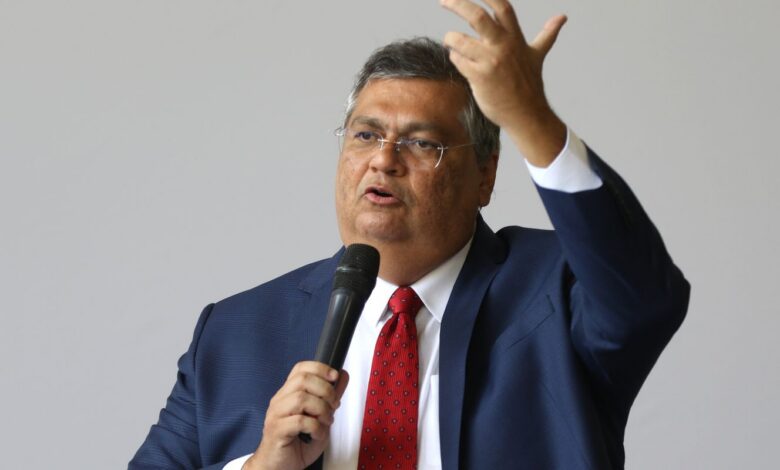 Dino bloqueia R$ 119 milhões de Valdemar por suspeitas em emendas