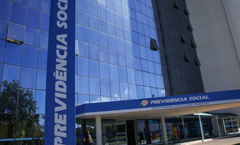 Previsão de gastos com INSS em 2027 é reduzida em R$ 5 bilhões
