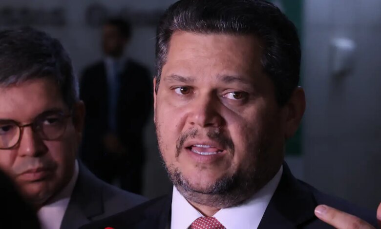 Alcolumbre envia PEC do fim da escala 6x1 para CCJ do Senado
