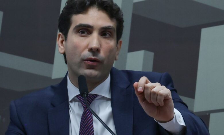Galípolo critica empresas que pressionam para usar FGC