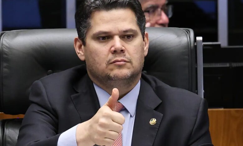 Alcolumbre destrava PEC do fim da 6x1 após conversas com Lula