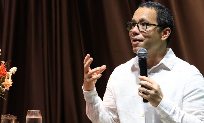 Escritor diz que literatura tem poder de humanizar e levar à reflexão