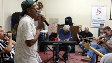 Com 25 anos, grupo musical de pacientes psiquiátricos lança novo álbum
