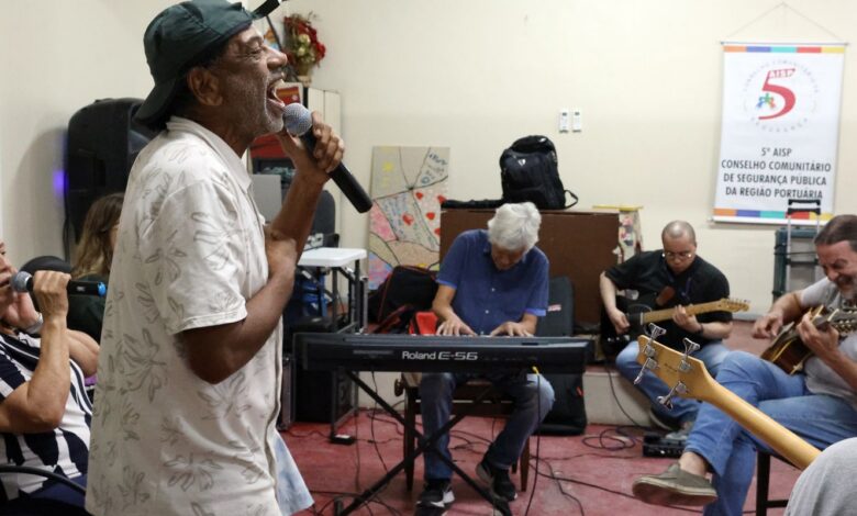 Com 25 anos, grupo musical de pacientes psiquiátricos lança novo álbum