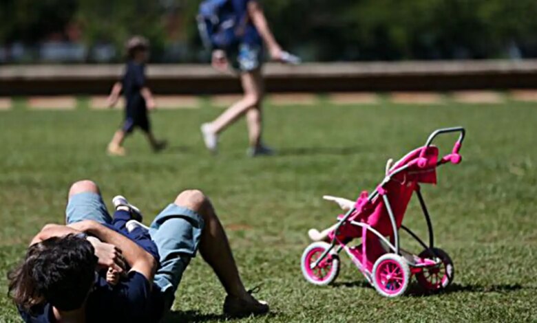 Pais estão menos presentes na criação de filhos, aponta estudo