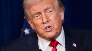 Trump assina decretos e restringe cidadania por nascimento