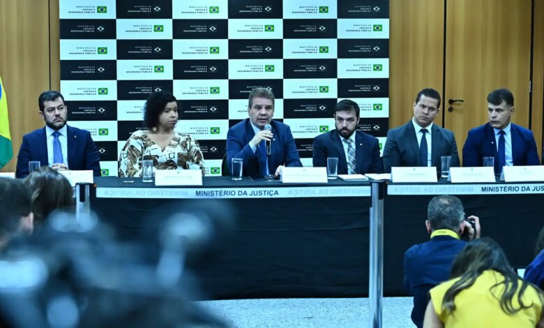 Operação Lívia combate rede que induzia jovens a suicídio na internet