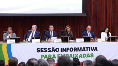 Presidente do TSE defende urna eletrônica em reunião com embaixadores