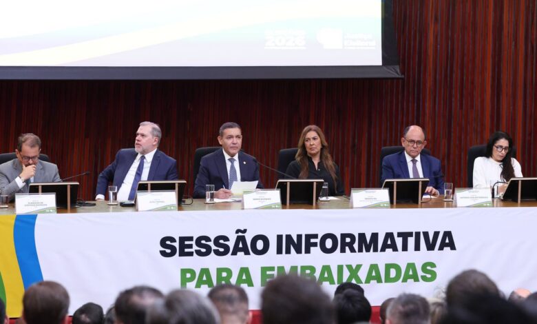 Presidente do TSE defende urna eletrônica em reunião com embaixadores