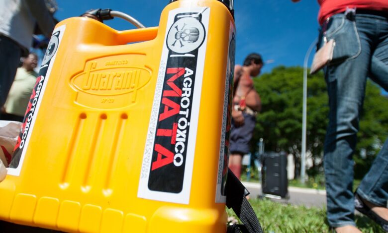 Sete dos dez agrotóxicos mais vendidos no Brasil são proibidos na UE