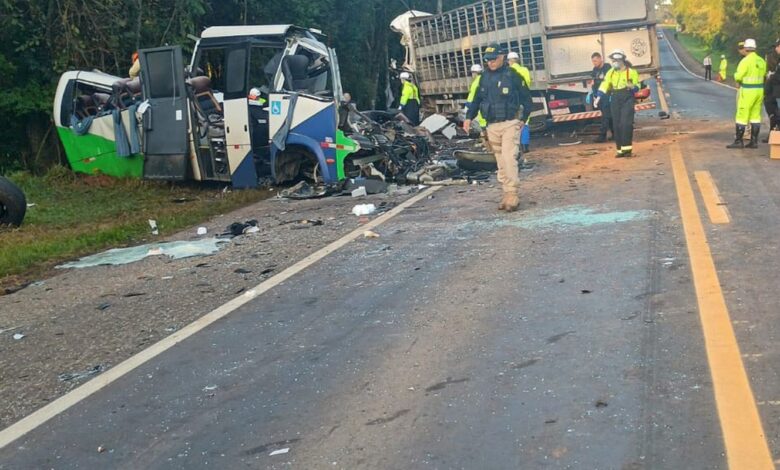 Corpos das vítimas de acidente no Paraná são retirados da pista