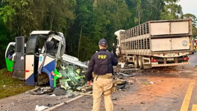 Acidente entre ônibus e caminhão mata 23 pessoas em estrada no Paraná