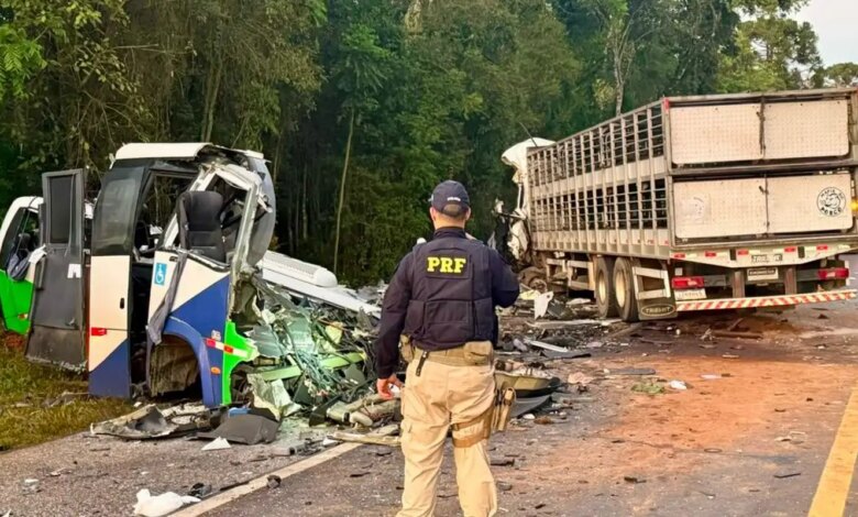 Acidente entre ônibus e caminhão mata 23 pessoas em estrada no Paraná