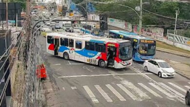 Criminosos usam ônibus em barricadas contra operação policial no Rio