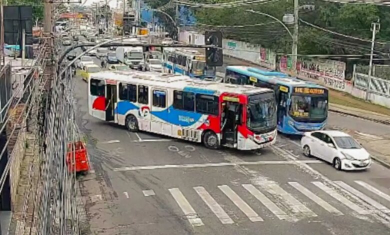 Criminosos usam ônibus em barricadas contra operação policial no Rio