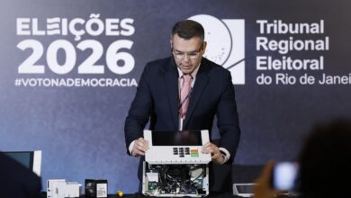 TRE-RJ abre urna para o público e defende segurança do voto eletrônico