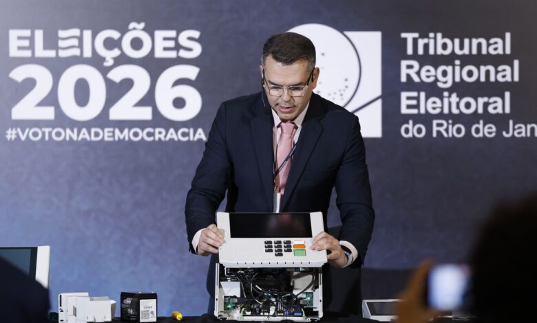 TRE-RJ abre urna para o público e defende segurança do voto eletrônico