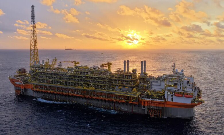 Navio-plataforma da Petrobras atinge produção máxima no pré-sal
