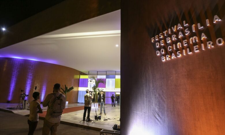 Festival de cinema de Brasília é cancelado; classe artística repudia