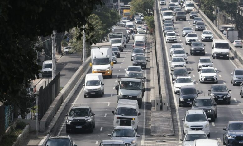 Paralisação de trens causa congestionamento nas ruas de SP