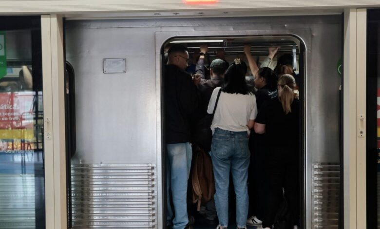 Usuários de trens mudam rotina por causa de greve da CPTM
