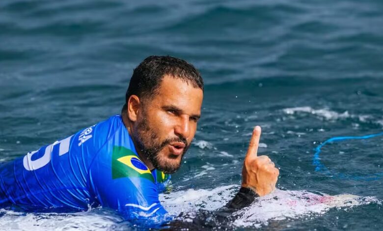 WSL: Ítalo Ferreira domina tubos em Teahupo’o e avança às semifinais