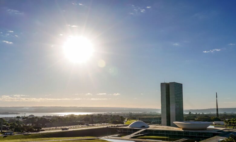 Congresso vota nesta semana fim da escala 6x1 e "taxa das blusinhas"