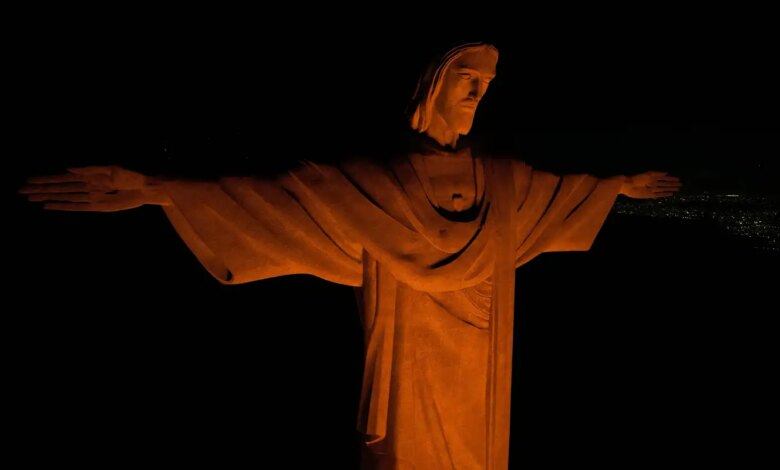 Cristo Redentor iluminado na cor laranja alerta contra o feminicídio