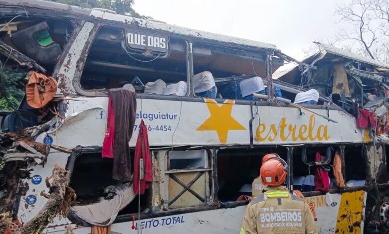 Oito pessoas morrem em tombamento de ônibus em Petrópolis