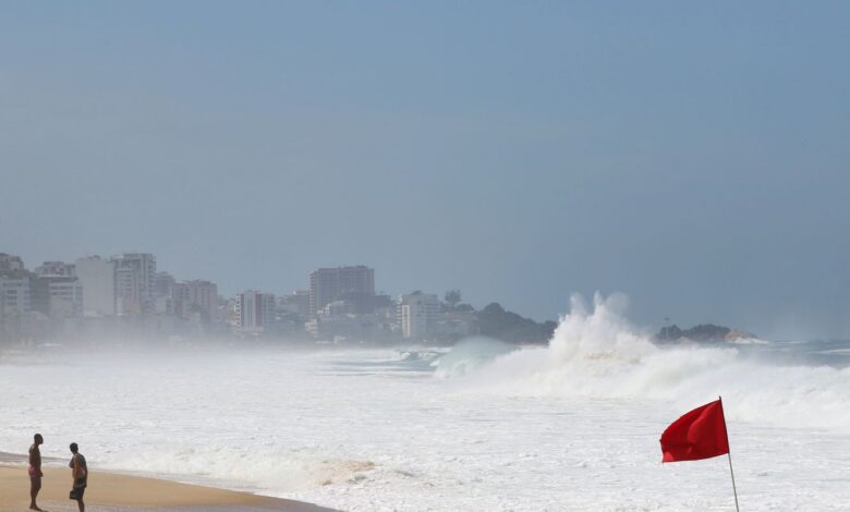 Rio terá dia de temperatura em declínio com chuva e mar de ressaca