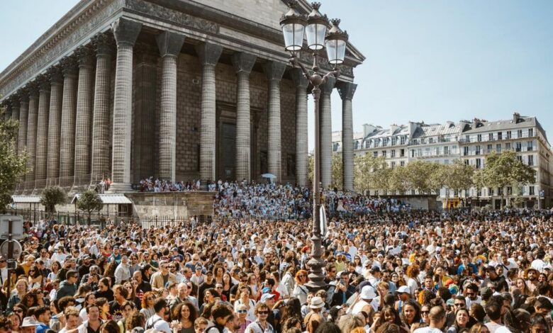 Lavagem de Madeleine exalta cultura afro-brasileira em Paris