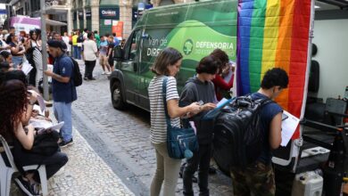 Transexuais e travestis fazem ato no RJ em defesa da democracia