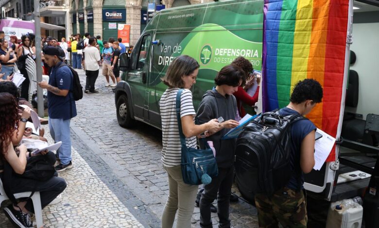 Transexuais e travestis fazem ato no RJ em defesa da democracia