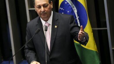 Relator da CCJ rejeita emendas da oposição que buscavam manter 6x1