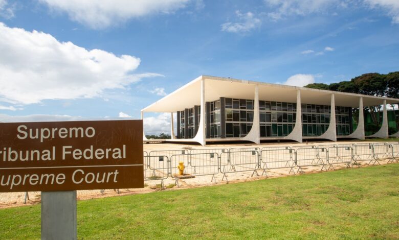 Ex-ministros do STF pedem apuração rigorosa da "mais aguda crise"