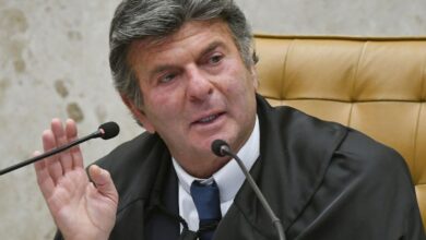 Fux suspende decisão de Dino que restabelecia posts de Nossa Senhora