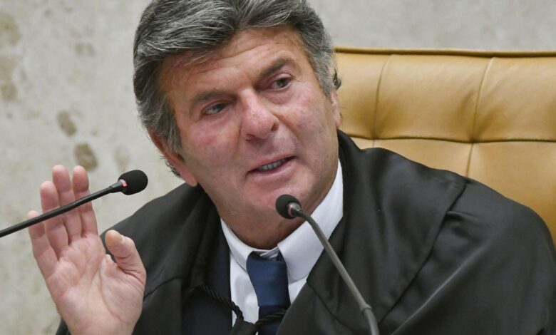 Fux suspende decisão de Dino que restabelecia posts de Nossa Senhora