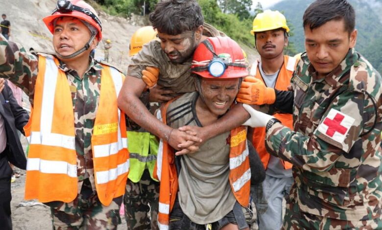 Equipes de resgate do Nepal buscam 900 trabalhadores de hidrelétricas