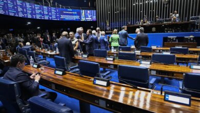 Aziz articula rito especial para levar PEC da escala 6x1 ao plenário