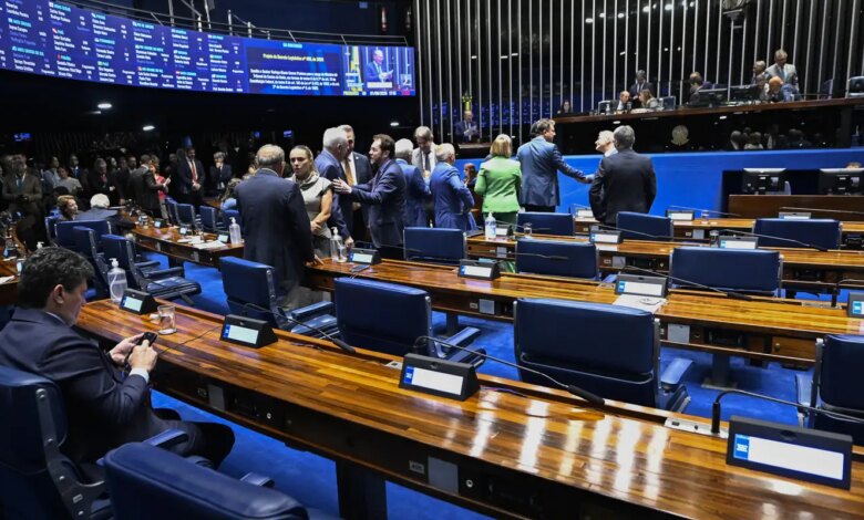 Aziz articula rito especial para levar PEC da escala 6x1 ao plenário
